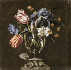 郁金香，水仙花，鸢尾花和其他花在雕刻的立场上的玻璃花瓶，有一只蝴蝶