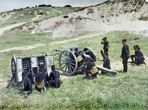 1914 年 9 月巴黎以东马恩河战役期间，手持迫击炮的法国士兵