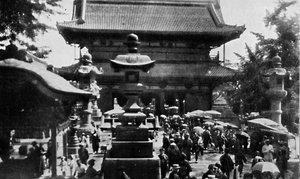 在东京的大庙宇浅草，算命的生意很活跃，大约在1900年，1921年。