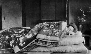 Saki，管家在缝和服下的带有硬枕头的床垫上睡觉，c1900年，1921年