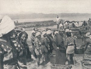 Tai-noura-渔船，带网和篮子的男女，c1900年，1921年。 作者 朱利安·伦纳德街