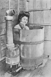 浴缸是一个装有木炭炉的大桶。经常出门，c1900，1921年