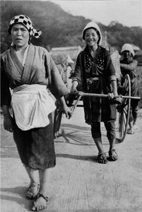 三代女性，与祖母在后方一起移动购物车，推车，c1900，1921年。
