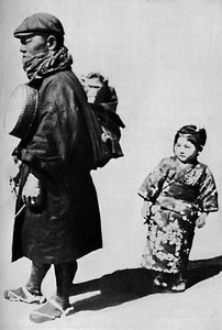 他的鼓和猴使他在日本等同于我们的老式风琴磨床c1900，1921年。