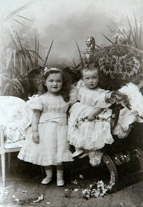俄罗斯大公爵夫人奥尔加·尼古拉耶夫娜（Olga Nikolaevna）和塔蒂亚娜·尼古拉耶夫娜（Tatiana Nikolaievna），十九世纪末