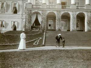 沙皇亚历山大·费奥多罗夫娜（Tsarina Alexandra Fyodorovna）与俄罗斯的沙皇亚历山大·阿列克谢（tsarevich Alexei），c1907-c1910。