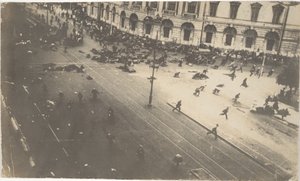 1917年7月4日，政府部队向示威者射击，1917年 作者 卡尔·卡洛维奇·布拉