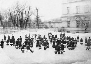 斯莫尔尼高尚少女学院的学生在温特沃克（Winter Walk），c。 1913年 作者 卡尔·卡洛维奇·布拉