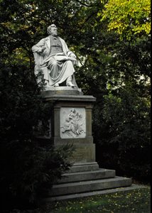 向奥地利作曲家弗朗茨-彼得-舒伯特（1797-1828）致敬的纪念碑。卡尔-昆德曼（1838-1919）的雕塑 1872年。奥地利维也纳市镇公园 作者 卡尔·昆德曼