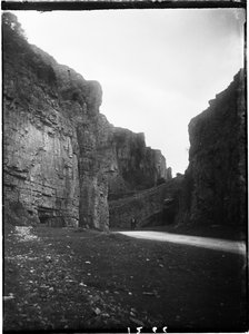 切达峡谷，悬崖路，切达，塞奇莫尔，萨默塞特，1907 年 5 月 22 日（黑白照片） 作者 凯瑟琳·让·麦克菲
