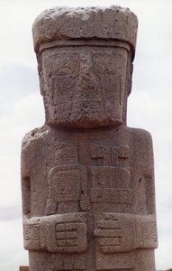 建于公元 8-10 世纪前哥伦布遗址神庙区卡拉萨塞的庞塞石碑（照片）（另见 138751） 作者 凯蒂·阿滕伯勒