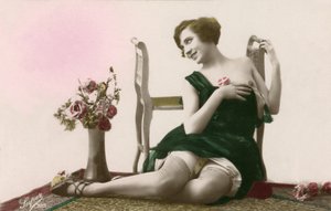 身着绿色连衣裙的女子，约 20 世纪初（明信片） 作者 