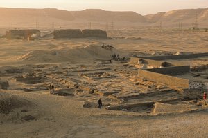 阿比多斯，第一王朝法老阿哈礼仪围墙遗址概览，约公元前 2950 年，......，2005 年（照片） 作者 肯尼思·加勒特
