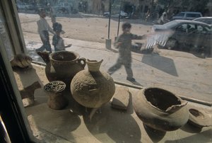 阿富汗；赫拉特；古董销售；橱窗展示；街景，mm7167，门迪......，2004 年（照片） 作者 肯尼思·加勒特