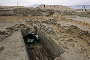 考古学家在......旁边挖掘出一具埋在木棺中的妇女遗骸，2005 年（照片） 作者 肯尼思·加勒特