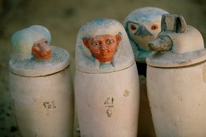 带荷鲁斯四子、哈皮、杜阿穆特夫......瓶塞的 Pakerdemamon 玻璃罐，2002 年（照片） 作者 肯尼思·加勒特