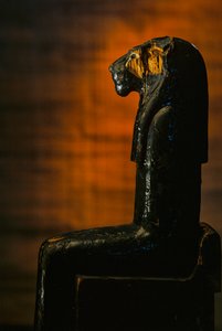 利奥尼女神雕像，阿蒙霍特普二世；利奥尼女神；KV 35；木质，2009 年（照片） 作者 肯尼思·加勒特