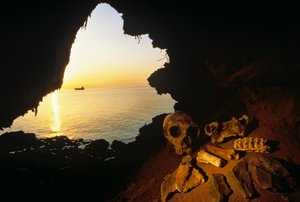 内德尔塔妇女的头骨、剥落的工具和野山羊的骨头，直布罗陀，I...，2008 年（照片） 作者 肯尼思·加勒特