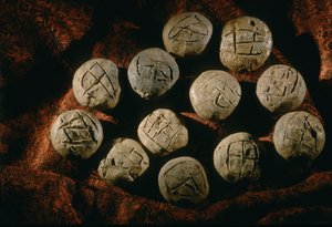 圆钮球；文物，奥克苏斯文明；土库曼斯坦；Gonor Depe 遗址；维克多-萨里......，2004 年（照片） 作者 肯尼思·加勒特
