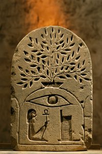 奥西里斯神的砂岩石碑，2002 年（照片） 作者 肯尼思·加勒特