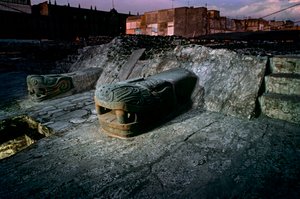 大神庙上的蛇形复制品，特诺奇蒂特兰，Templo Mayor，阿兹特克，墨西哥，墨西哥城，2010 年（照片） 作者 肯尼思·加勒特