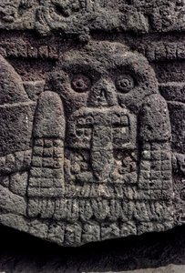 骷髅和蛇雕刻，特诺奇蒂特兰，Templo Mayor，阿兹特克，墨西哥，墨西哥城，Gr..., 2010（照片） 作者 肯尼思·加勒特