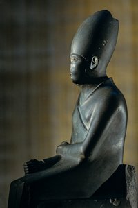 哈塞克姆雕像，希拉孔波利斯，埃及第二王朝法老，2005 年（照片） 作者 Kenneth Garrett