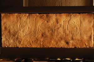 第 19 号神庙宝座台，墨西哥帕伦克，Akhal Mo Nab 的雕刻，2005 年（照片） 作者 肯尼思·加勒特