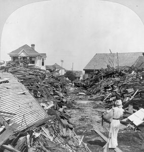A passageway through the debris, North on 19th Street, Galveston 作者 Keystone View公司