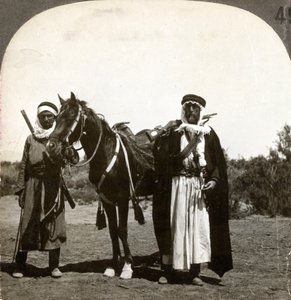 一名酋长和他的保镖，叙利亚，1900年代。