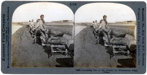 1906年，中国通过独轮手推车将盐分运送到室内 作者 Keystone View公司
