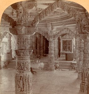 1901年，印度阿布山迪尔瓦拉神庙的内部。 作者 Keystone View公司