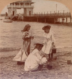 在沙滩上玩c1900 作者 Keystone View公司