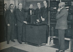 新魔术：通过无线和不可避免的电话发送图片，c1935 作者 Keystone View公司