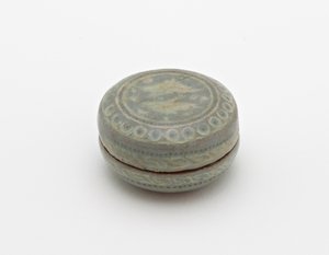 13世纪上半叶，用成对的鹤和云镶嵌设计的盒子（青瓷釉下有白色和黑色镶嵌的石器） 作者 韩国学校