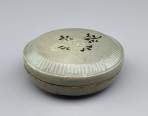12世纪中期，带盖设计的菊花喷雾镶嵌盒 作者 韩国学校