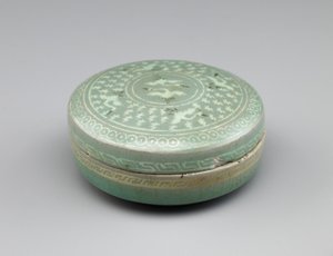 13世纪下半叶，盖有起重机和云朵镶嵌设计的盒子（青瓷釉下有白色和黑色镶嵌的石器） 作者 韩国学校