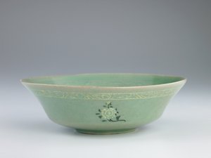 12世纪中叶至13世纪中叶，带有模具压模和镶嵌装饰的盘子 作者 韩国学校