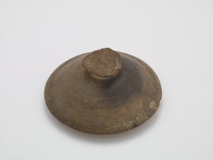Lid, first half 6th century (unglaze stoneware with traces of natural ash glaze) 作者 韩国学校