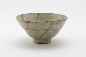 茶碗（koraijawan），16世纪下半叶（瓷器带有透明的淡蓝色釉，修复了金漆） 作者 韩国学校