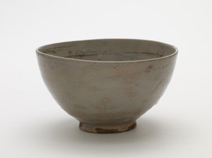 茶碗，17世纪上半叶（带有透明淡蓝色釉的粗陶器） 作者 韩国学校