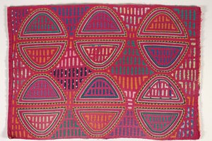 衬衫镶板（莫拉），约 1950 年（贴花棉布） 作者 库纳印第安文化