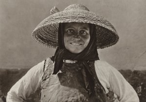罗马尼亚：Liebling, Suabian 妇女（黑白照片） 作者 库尔特·希尔斯彻