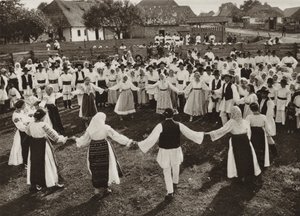 罗马尼亚: Rusu-Bargaului, Hora（黑白照片） 作者 库尔特·希尔斯彻
