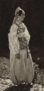 南斯拉夫：普里兹伦，身着民族服装的妇女（黑白照片） 作者 库尔特·希尔斯彻