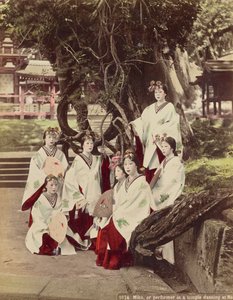 Miko，或者在奈良的寺庙舞蹈表演，1890年