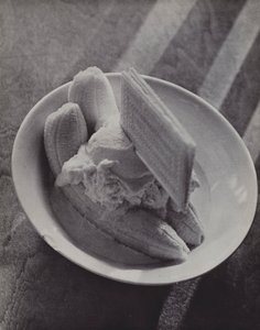 伊顿区的 "Banana Mess"(黑白照片) 作者 拉斯洛·莫霍利·纳吉（Laszlo Moholy Nagy）