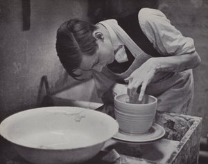 伊顿公学的陶器（黑白照片） 作者 拉斯洛·莫霍利·纳吉（Laszlo Moholy Nagy）