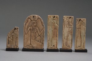 在晚期王朝（彩陶）的Maat，Nephthys和Horus的儿子的斑块（见325656,325657和325658） 作者 Late Period Egyptian