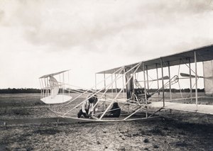 莱昂·鲍尔（Leon Bollee）在赖特兄弟的飞机上工作，大约于1909年 作者 莱昂·波利